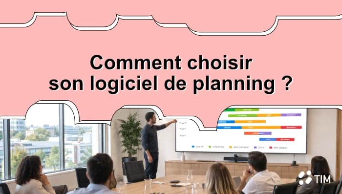 Chef d’entreprise présentant un logiciel de planning chantier sur écran lors d’une réunion avec son équipe