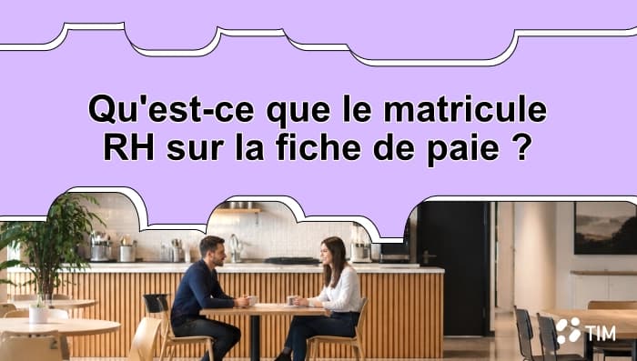 Deux collègues en pause café discutant de documents administratifs liés à une fiche de paie