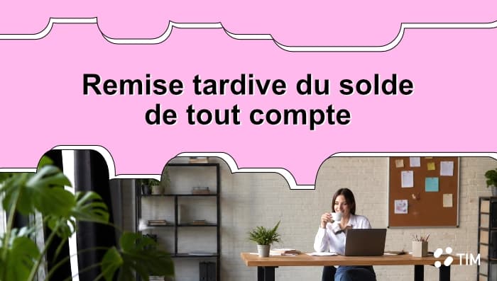 Femme salariée au bureau consultant son ordinateur concernant une remise tardive du solde de tout compte